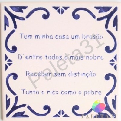 Azulejo cerâmico azul e branco com texto em português e ornamentos azuis