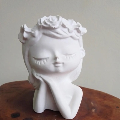 Escultura branca decorativa de figura feminina com coroa de flores