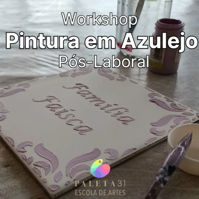 Azulejo branco com pintura roxa e ferramentas de pintura sobre uma mesa com texto promocional