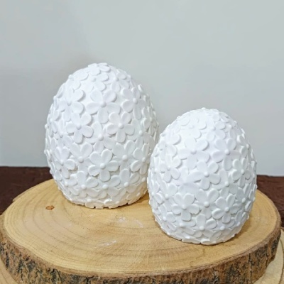 Dois ovos decorativos brancos com flores tridimensionais em base de madeira