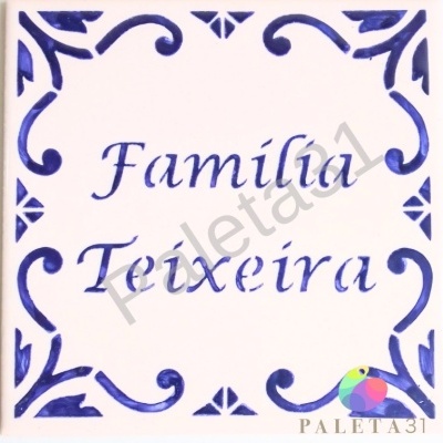 Azulejo cerâmico branco com decoração azul e texto Família Teixeira