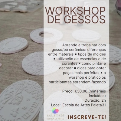 Placas de gesso brancas com relevos em fundo bege e texto informativo sobre workshop de gessos.