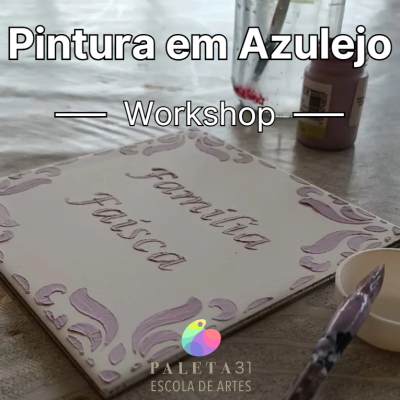 Azulejo branco pintado à mão com detalhes roxos e texto central, pincel e tinteiro junto, texto do workshop e logo da escola de artes.