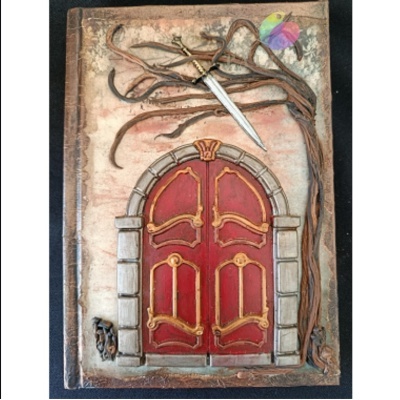 Livro com capa decorativa de porta vermelha e relevo