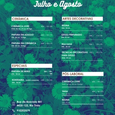 Cartaz com lista de workshops de cerâmica e artes decorativas para julho e agosto com fundo de flores verdes.