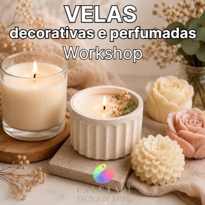 Velas decorativas e perfumadas em recipientes de vidro, cerâmica e em formato de flores, com decoração seca ao redor, sobre superfície clara.