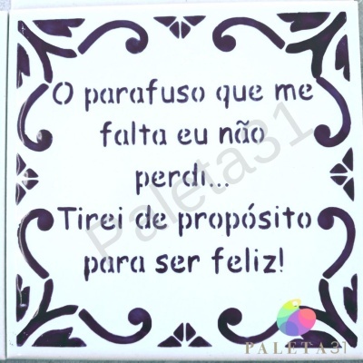 Azulejo branco com padrão decorativo preto e texto em português