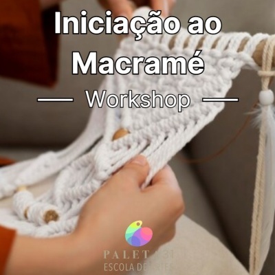 Mãos a fazer macramé em corda branca com contas de madeira, texto Iniciação ao Macramé Workshop sobre a imagem.