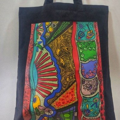 Saco de tecido preto com painel frontal colorido abstrato