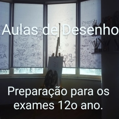 Sala de desenho com janelas decoradas e cavalete com tela, texto sobre aulas e exames.