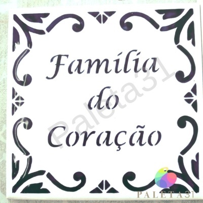 Azulejo branco com texto preto e moldura decorativa preta