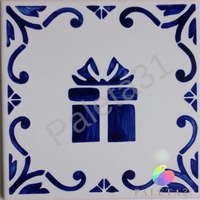 Azulejo branco com padrão azul e imagem de presente no centro