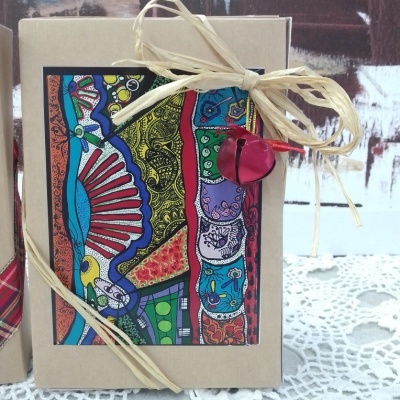 Embalagem decorativa com rótulo colorido e fita com sino