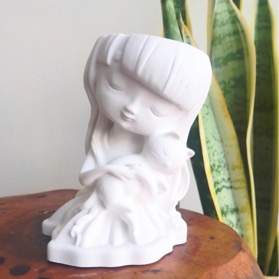 Escultura branca de menina a abraçar cão em cerâmica sobre madeira