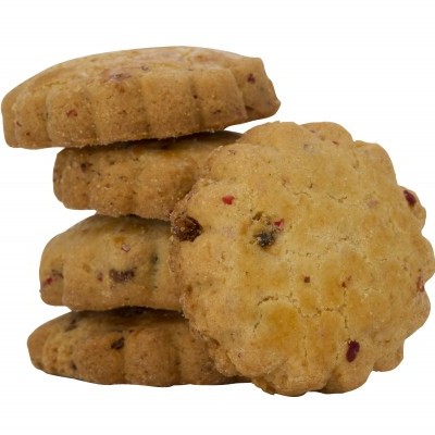 Bolachas douradas claras com pedaços coloridos empilhadas