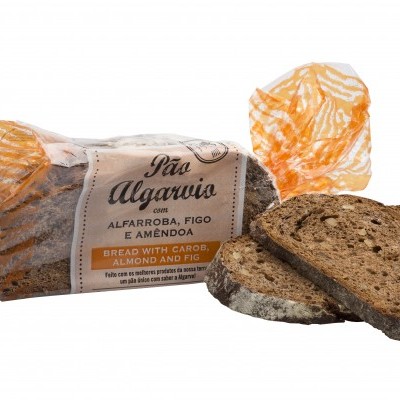 Pão Algarvio embalado com fatias de pão ao lado