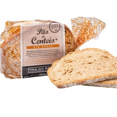 Embalagem de pão de centeio e fatias de pão centeio expostas