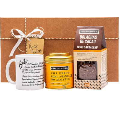 Conjunto de presente com caneca branca, frasco amarelo de chá e embalagem de bolachas em caixa de cartão castanho