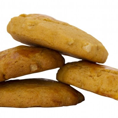 Bolachas douradas empilhadas com pedaços de nozes ou amêndoas