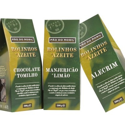 Três caixas verdes de bolinhos de azeite com sabores chocolate tomilho, manjericão limão e alecrim