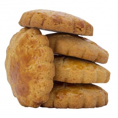 Bolachas redondas douradas empilhadas sobre fundo branco