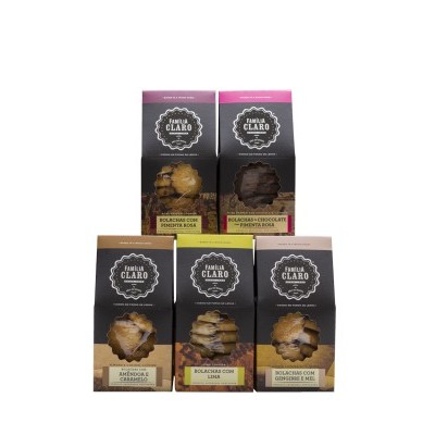 Cinco caixas de biscoitos CLARO em design preto e dourado, sabores variados, fundo branco.