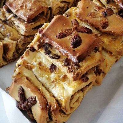 Doces folhados com passas e frutos secos sobre papel branco