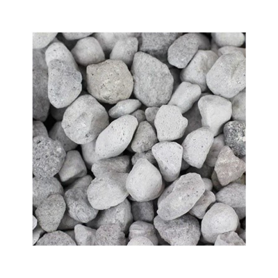 Pedras brancas e cinzentas com texturas porosas e formatos irregulares