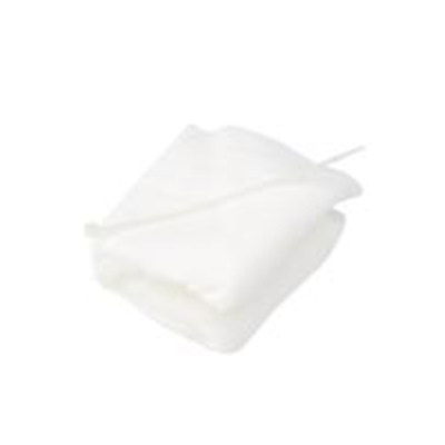 Cobertor branco dobrado sobre fundo branco