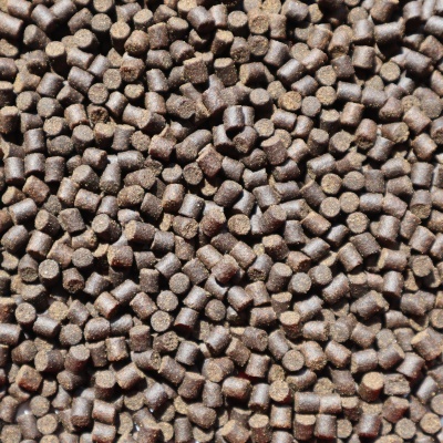Pellets alimentar pequenos cilíndricos castanha escura