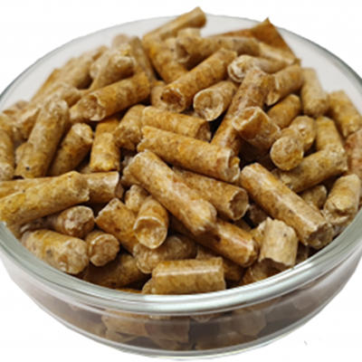 Recipiente de vidro com pellets de madeira castanhos