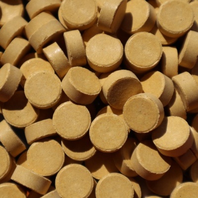 Pastilhas redondas castanhas claras empilhadas