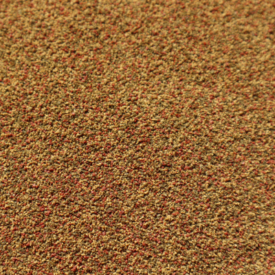 pó granular castanho claro com pequenos pontos vermelhos e laranja