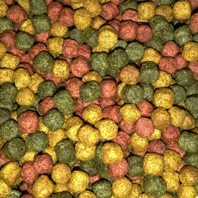 Pellets coloridos verdes, amarelos e vermelhos em formato arredondado