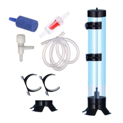 Conjunto de equipamentos para aquário incluindo filtro espuma azul, tubo transparente com base preta, válvula e abraçadeiras pretas