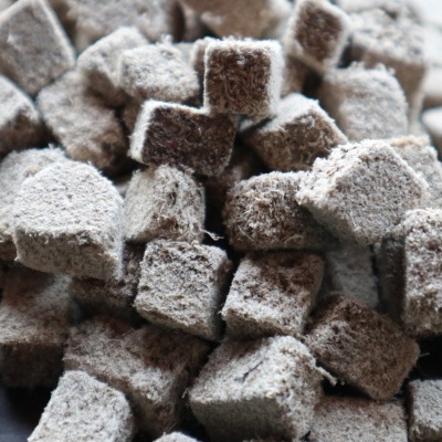 Cubos pequenos de esponja sintética castanho-acinzentados com textura porosa