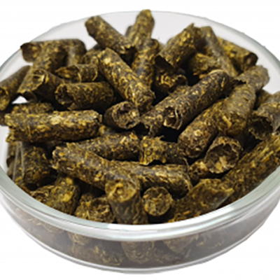 Tigela transparente com pellets castanho escuro