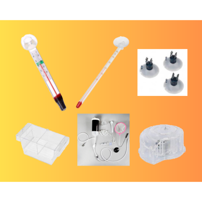 Acessórios para aquários variados, incluindo termómetros, suporte e mangueiras em fundo amarelo a laranja.