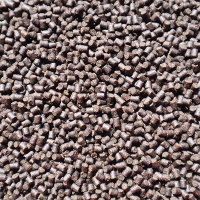 Pellets pequenos cilíndricos castanhos escuros