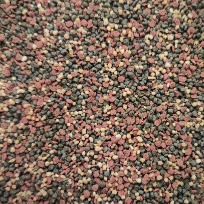 Granulado colorido com esferas vermelhas, pretas e bege com textura rugosa