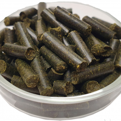 Pellets cilíndricos pretos em embalagem de plástico transparente