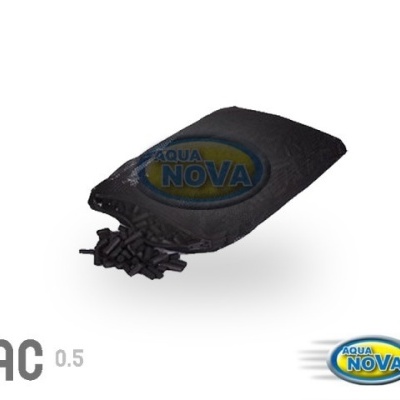 Saco preto com pellets e rótulo Aqua Nova