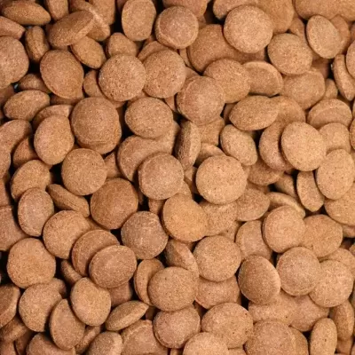Pastilhas redondas castanhas empilhadas