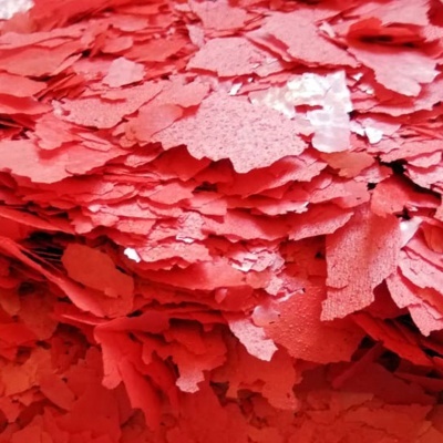 Lascas de plástico vermelho com texturas variadas empilhadas