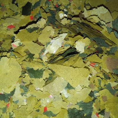 Flocos coloridos irregulares em tons de amarelo, verde e branco com textura áspera