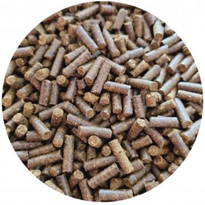 Pellets marrons em prato branco