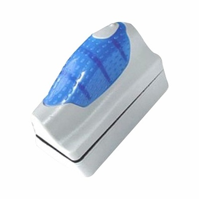 Dispositivo magnético branco e azul para limpeza de aquários