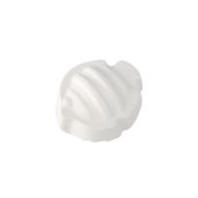 Objeto branco pequeno com textura ondulada sobre fundo branco desfocado