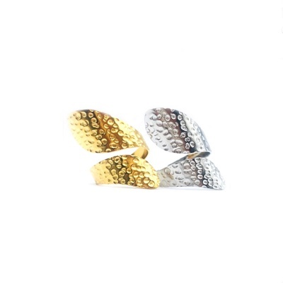 Par de anéis dourado e prateado com textura martelada em fundo branco