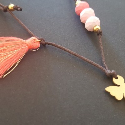 Colar artesanal com pendente anjo dourado e franjas laranja